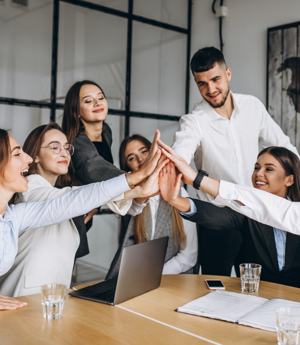 gruppe-menschen-arbeiten-aus-businessplan-büro